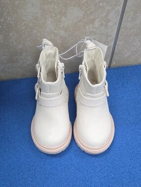 Kids Cat & Jack Cream Ankle Boots - Classic Neutral Style New No Tag.  Size 5